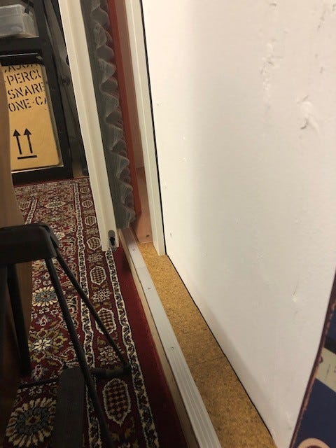 Doorstep & lowerable sound and smoke protection