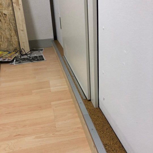 Door threshold to seal the door to the floor