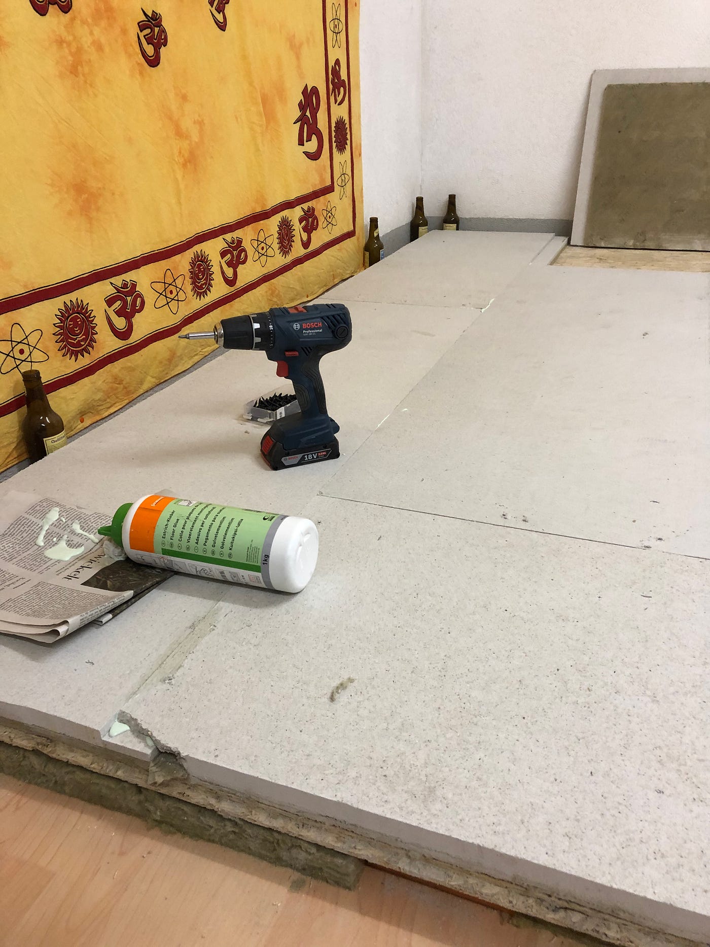 Glueing and screwing screed panels